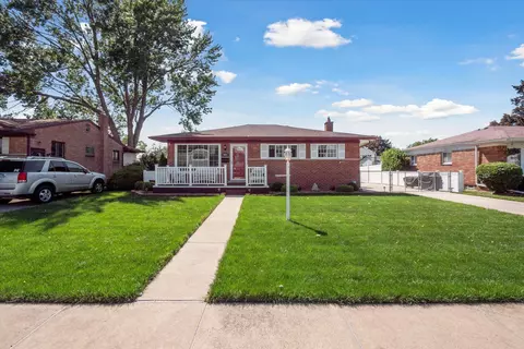 6511 Cadillac St, Garden City, MI 48135