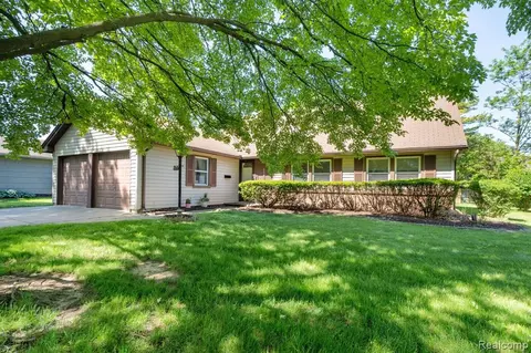 4843 Hyde Park Dr, Troy, MI 48085