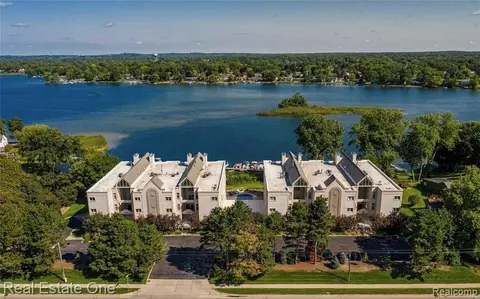 3260 Island Cove Dr #350, Waterford, MI 48328