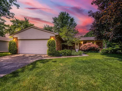 1046 Meadowlark Dr, Waterford, MI 48327
