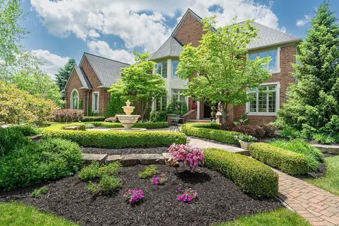 2628 Invitational Dr, Oakland, MI 48363