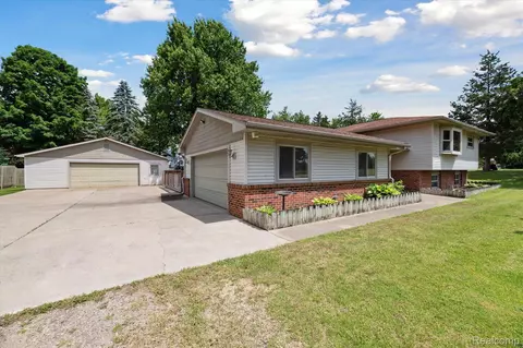 12481 Shady Oak Dr, Green Oak, MI 48178