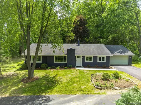 2010 Teggerdine Rd, White Lake, MI 48386