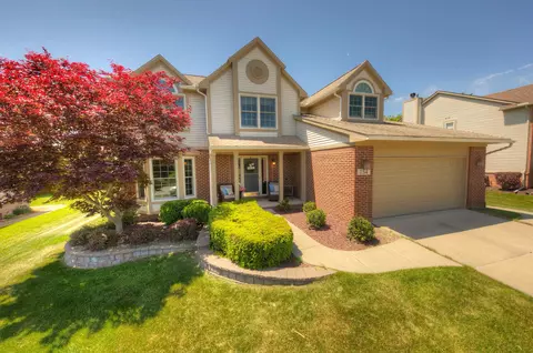 154 Easton Dr, South Lyon, MI 48178