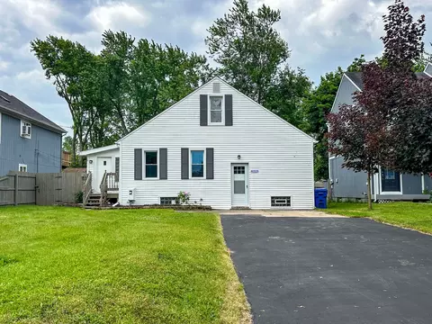 4013 Chenlot Ln, Waterford, MI 48328