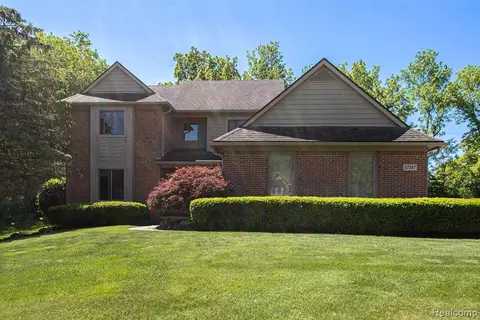 57287 Hidden Timbers Dr, South Lyon, MI 48178