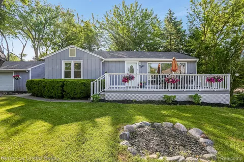 1053 Sarena Ave, Waterford, MI 48327
