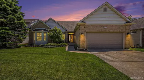 1576 Club House Crt Ct, Pontiac, MI 48340