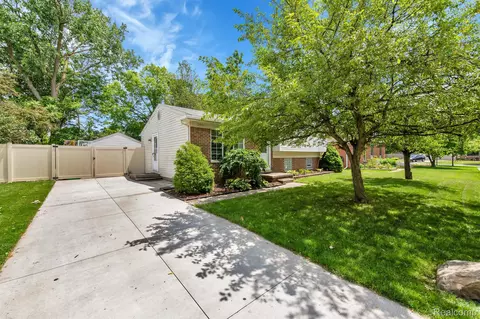 21561 Lilac St, Woodhaven, MI 48183