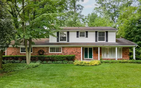 6529 Thorneycroft Dr, Shelby Township, MI 48316