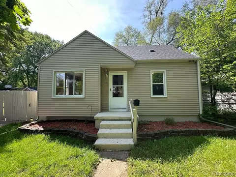 1401 Blackberry Ln, Flint, MI 48507 photo 1