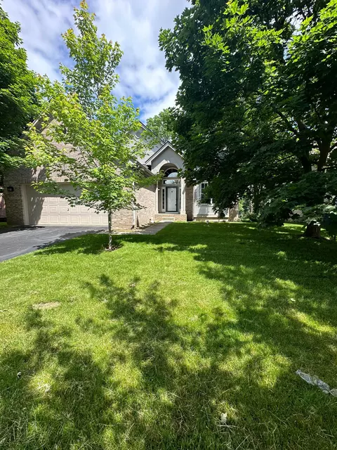 16070 Aspen Hollow Dr, Fenton, MI 48430