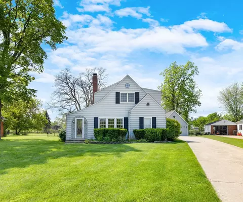 7733 Grays Dr, Grosse Ile, MI 48138