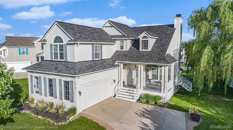 270 Atlantis Cir, Oxford, MI 48371