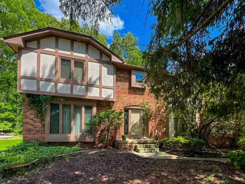 6448 Park View Dr, Troy, MI 48098