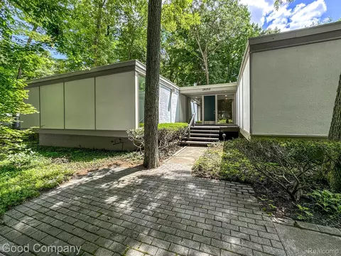 29252 Summerwood Rd, Farmington Hills, MI 48334