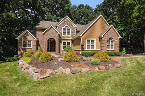 10414 Overhill Dr, Brighton, MI 48114