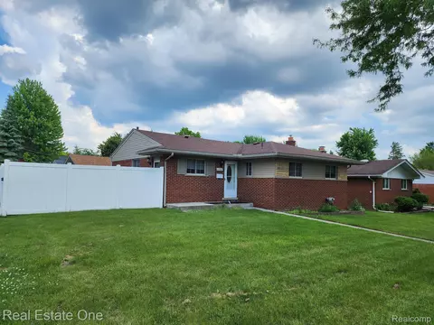 30952 Blossom St, Roseville, MI 48066