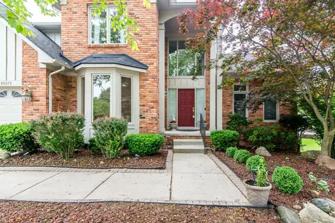 28328 Golf Pointe Blvd, Farmington Hills, MI 48331