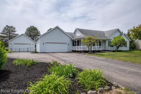 15062 Knottingham Dr, Argentine, MI 48451