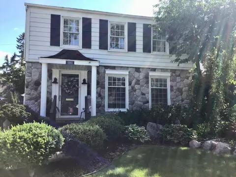 1881 Allard Ave, Grosse Pointe Woods, MI 48236