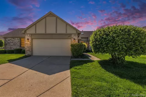 42613 Cedar Ridge Dr, Clinton Township, MI 48038