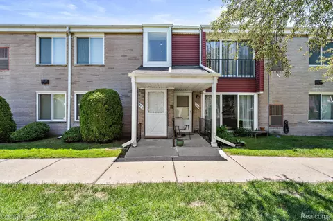 805 Sunset Ln, Saint Clair Shores, MI 48082