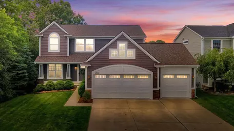 1092 Riverstone Cir, Milford, MI 48381