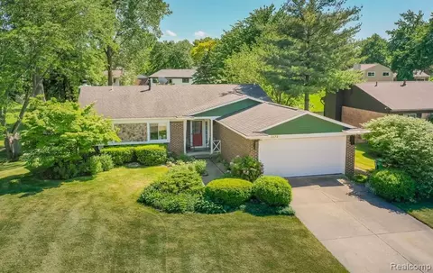 5573 Fox Chase Ln, Clarkston, MI 48346