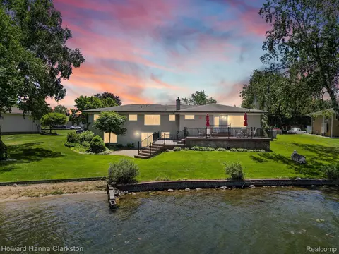 9174 Sandy Ridge Dr, White Lake, MI 48386