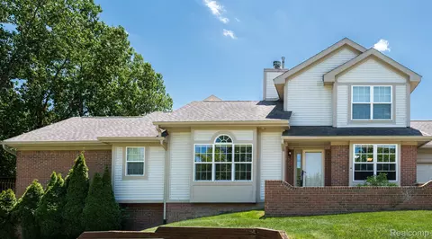 10397 Champions Cir, Grand Blanc, MI 48439