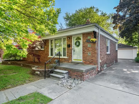 9830 Seltzer St, Livonia, MI 48150