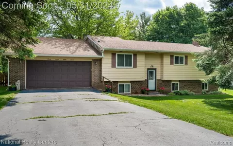 3787 Rohr Rd, Lake Orion, MI 48359