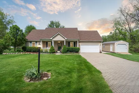 2121 Princeton St, Howell, MI 48843