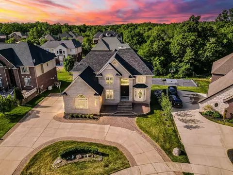 5342 Mavis Dr, West Bloomfield, MI 48322