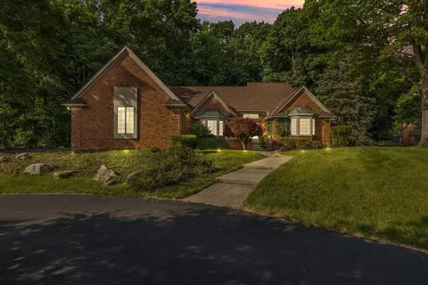 4237 Woodlands Ln, Orchard Lake Village, MI 48323