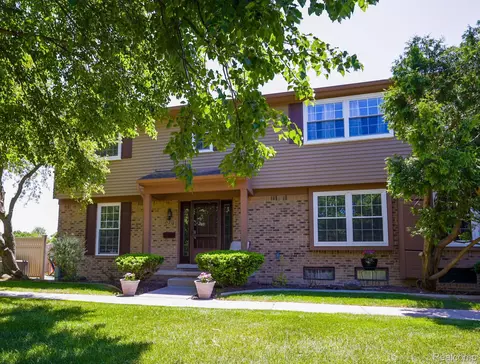 21218 W Glen Haven Cir, Northville, MI 48167