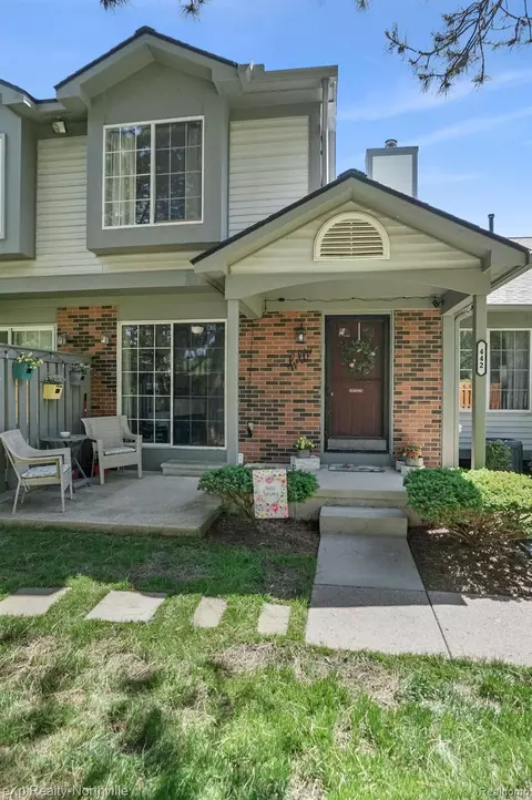 442 Nicolet St 2 1 St #2, Walled Lake, MI 48390