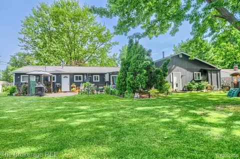 4615 Oakvista Ave, Clarkston, MI 48346
