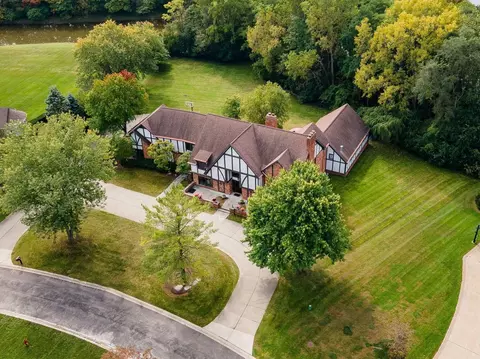 218 Charing Cross Crt Ct, Bloomfield Hills, MI 48304