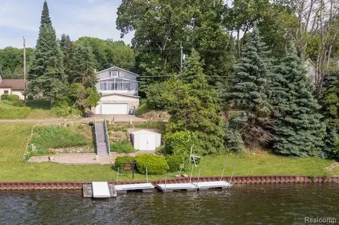 11832 Big Lake Rd, Davisburg, MI 48350