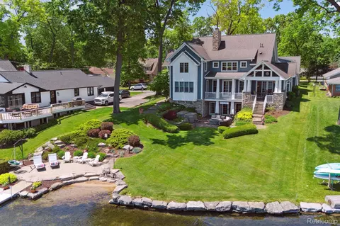14333 Swanee Beach Dr, Fenton, MI 48430