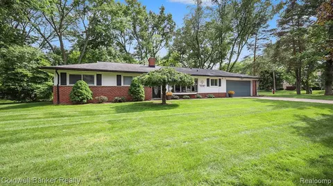 42 Nesbit Ln, Rochester Hills, MI 48309