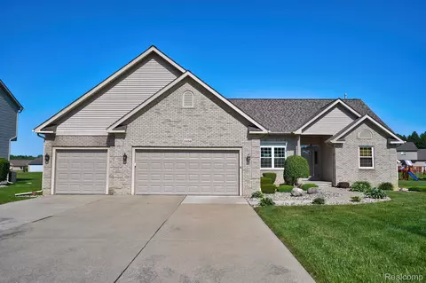 1056 Tahoe Trl, Flint, MI 48532 photo 1