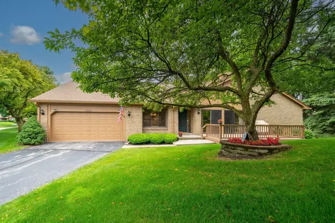 2135 London Bridge Dr, Rochester Hills, MI 48307
