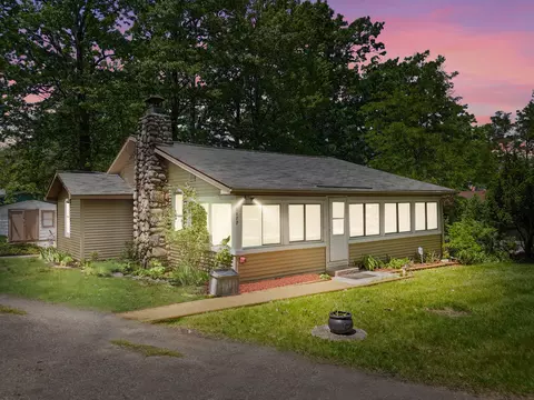 8877 Hillcrest Rd, Lyon, MI 48653