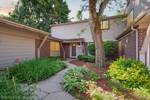 29656 Farmbrook Villa Crt 9 6 Ct #9, Southfield, MI 48034