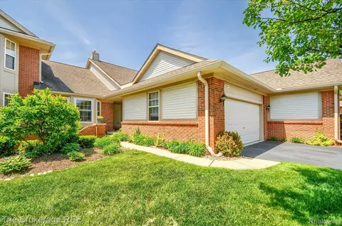 10317 Champions Cir, Grand Blanc, MI 48439