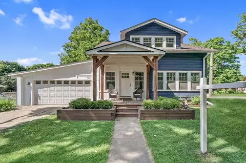 207 E Sherman St, Holly, MI 48442