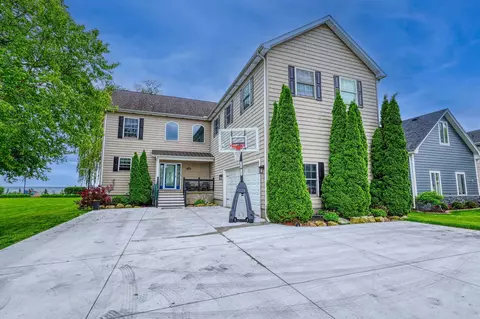 47890 Harbor Dr, Chesterfield, MI 48047